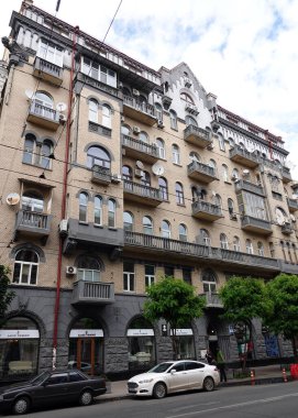 Kiev, Ukrayna 10 Haziran 2021: Kiev şehir merkezindeki eski bir binanın cephesi