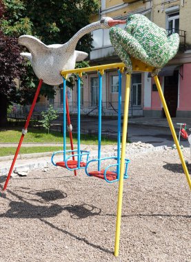 Kiev, Ukrayna 13 Temmuz 2021: Kiev avlusunda peri masalı karakterli çocuk parkı