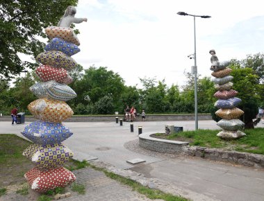 Kiev, Ukrayna 13 Temmuz 2021: Kiev avlusunda peri masalı karakterli çocuk parkı