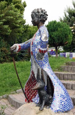 Kiev, Ukrayna 13 Temmuz 2021: Kiev avlusunda peri masalı karakterli çocuk parkı