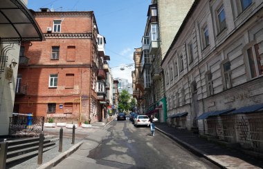 Kiev, Ukrayna 13 Haziran 2021: Antik binalarla Kiev şehrinin caddesi