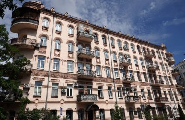 Kiev, Ukrayna 10 Haziran 2021: Kiev şehir merkezindeki eski bir binanın cephesi