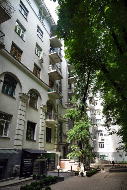 Kiev, Ukrayna 10 Haziran 2021: Kiev şehir merkezindeki eski bir binanın cephesi