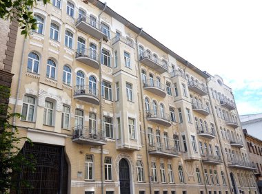 Kiev, Ukrayna 10 Haziran 2021: Kiev şehir merkezindeki eski bir binanın cephesi