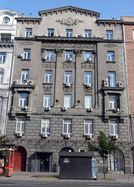 Kiev, Ukrayna 10 Haziran 2021: Kiev kentindeki Khreshhatyk caddesinde eski bir binanın cephesi