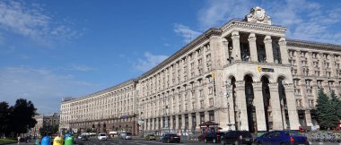 Kiev, Ukrayna 10 Haziran 2021: Kiev kentindeki Khreshhatyk caddesinde eski bir binanın cephesi