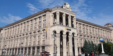 Kiev, Ukrayna 10 Haziran 2021: Kiev kentindeki Khreshhatyk caddesinde eski bir binanın cephesi