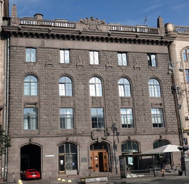 Kiev, Ukrayna 10 Haziran 2021: Kiev kentindeki Khreshhatyk caddesinde eski bir binanın cephesi