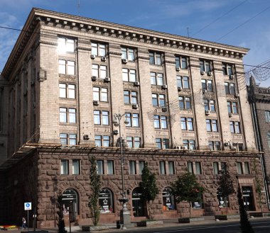 Kiev, Ukrayna 10 Haziran 2021: Kiev kentindeki Khreshhatyk caddesinde eski bir binanın cephesi