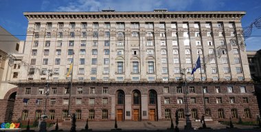 Kiev, Ukrayna 10 Haziran 2021: Kiev kentindeki Khreshhatyk caddesinde eski bir binanın cephesi