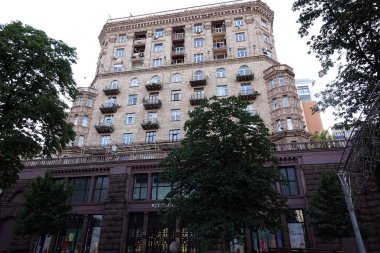 Kiev, Ukrayna 10 Haziran 2021: Kiev kentindeki Khreshhatyk caddesinde eski bir binanın cephesi