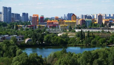 Kiev, Ukrayna 13 Haziran 2021: Ukrayna 'nın başkenti Kiev' in göl ve Dinyeper nehri yakınlarındaki binaları ve semtleri