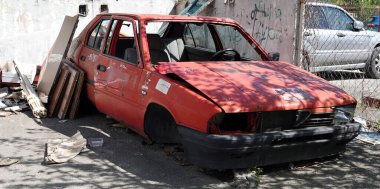 Kiev, Ukrayna 16 Mayıs 2021: Eski terk edilmiş araba bir şehir avlusunda hurdaya döndü ve parçalandı