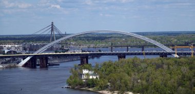 Kiev, Ukrayna 9 Mayıs 2021: Kiev Ukrayna 'nın Trukhanov adasındaki Podolsky köprüsü