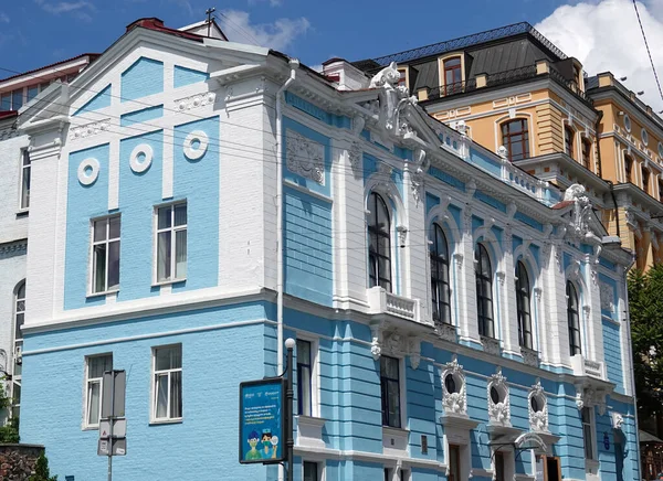 ウクライナのキエフ2021年6月10日 キエフ市の中心部にある古い建物のファサード — ストック写真