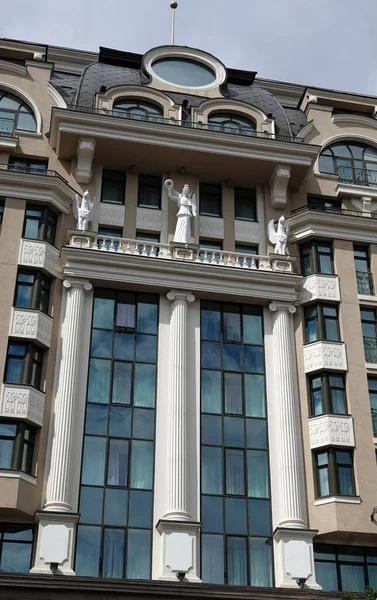 Kiev, Ukrayna 10 Haziran 2021: Kiev şehir merkezindeki eski bir binanın cephesi