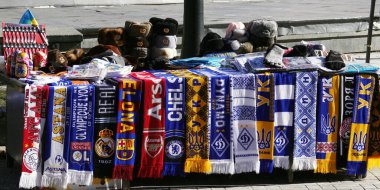 Kiev, Ukrayna 23 Şubat 2019: Kiev şehir merkezindeki sokakta mal satışı