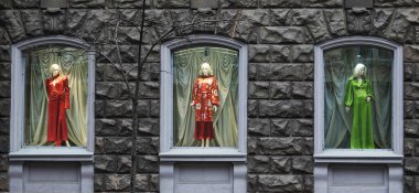 Kiev, Ukrayna 28 Aralık 2020: Mağaza penceresi yaratıcı mankenlerle dekore edilmiş