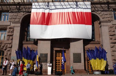 Kiev, Ukrayna 23 Ağustos 2020: Beyaz Rusya 'da Cumhurbaşkanı Lukashenko' ya karşı protestocularla dayanışma içinde olarak Kiev yönetiminin binasına beyaz ve kırmızı bayrak
