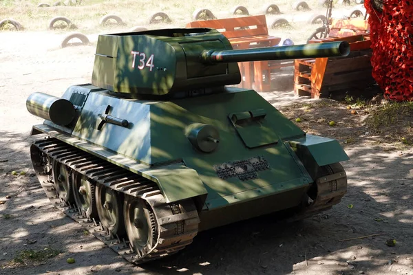 乌克兰基辅 2020年8月23日 孩子们在训练场驾驶德国虎坦克和俄罗斯T34坦克的模型 — 图库照片