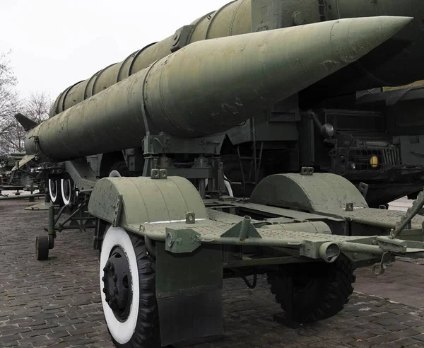 ウクライナのキエフ2020年12月10日 すべての人が見るために軍事機器博物館で地球間ミサイル — ストック写真