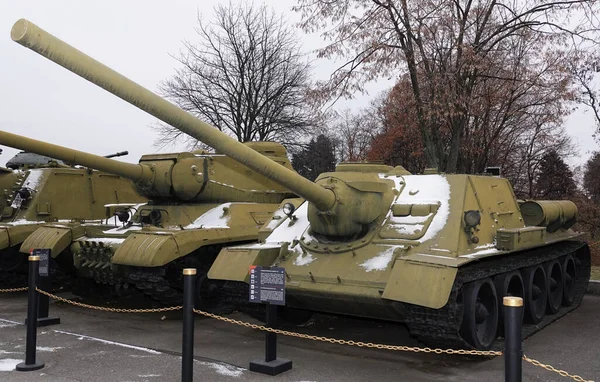 2020年12月10日 乌克兰基辅 军用装备博物馆内100毫米口径Su 100自行火炮座 供所有人参观 — 图库照片