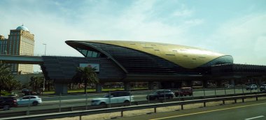 Dubai, BAE 20 Şubat 2020: Dubai Bulvarları arasında metro istasyonu