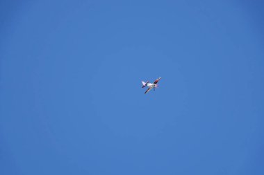 Oyuncak RC uçakları mavi gökyüzünde uçar