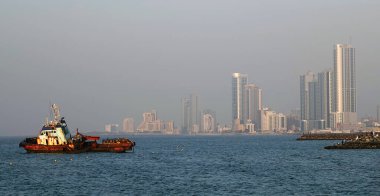 Batık gemi kıyıda mahsur kaldı.