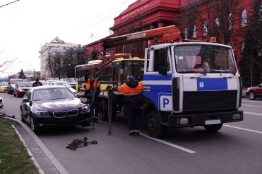 Kiev, Ukrayna 13 Mart 2020: Bir çekici, Kiev 'deki Taras Shevchenko Üniversitesi yakınlarında yanlış park edilmiş bir arabayı temizliyor