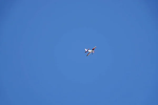 Toy Airplane Flies Blue Sky — Stock Photo, Image