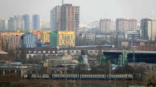 Поїзд Їде Навколо Міста Тлі Високих Будинків — стокове фото