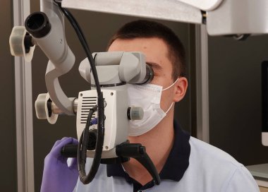 Kiev, Ukrayna 22 Ağustos 2020: Diş Hekiminin Cihazı Mikroskobu