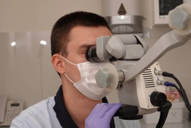 Kiev, Ukrayna 22 Ağustos 2020: Diş Hekiminin Cihazı Mikroskobu