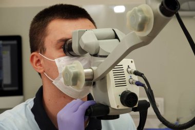 Kiev, Ukrayna 22 Ağustos 2020: Diş Hekiminin Cihazı Mikroskobu