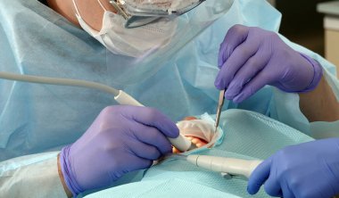 Kiev, Ukrayna 22 Ağustos 2020: Diş hekimi bir hastayla yakından ilgileniyor