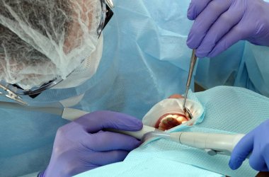 Kiev, Ukrayna 22 Ağustos 2020: Diş hekimi bir hastayla yakından ilgileniyor