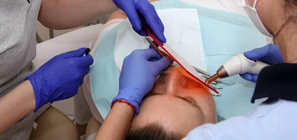 Kiev Ucrania Agosto 2020 Médico Dentista Trabaja Con Paciente Cerca — Foto de Stock