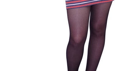 Beyaz bir arka plandaki kızın figürü.