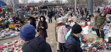 Kiev, Ukrayna 11 Mart 2021: Kiev kentindeki Petrovka antik pazarındaki insanlar, mal ve koridorlar