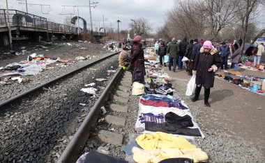 Kiev, Ukrayna 11 Mart 2021: Kiev kentindeki Petrovka antik pazarındaki insanlar, mal ve koridorlar