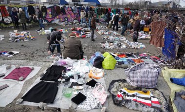 Kiev, Ukrayna 11 Mart 2021: Kiev kentindeki Petrovka antik pazarındaki insanlar, mal ve koridorlar