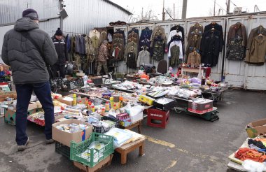 Kiev, Ukrayna 11 Mart 2021: Kiev kentindeki Petrovka antik pazarındaki insanlar, mal ve koridorlar