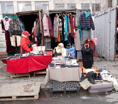 Kiev, Ukrayna 11 Mart 2021: Kiev kentindeki Petrovka antik pazarındaki insanlar, mal ve koridorlar