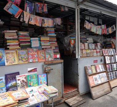 Kiev, Ukrayna 11 Mart 2021: Kiev kentinin Petrovka kentindeki kitap antika pazarının sıraları, tezgahları ve koridorları