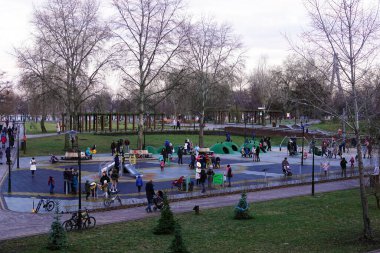 Çocuklar oyun sahasında oynuyorlar.