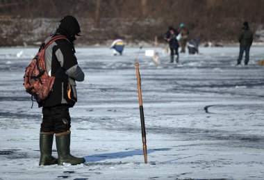 Kiev, Ukrayna 23 Ocak 2021: Kışın buzda balık tutan balıkçılar