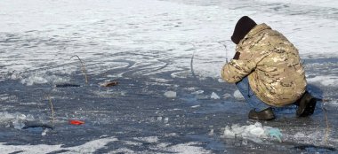 Kiev, Ukrayna 23 Ocak 2021: Kışın buzda balık tutan balıkçılar