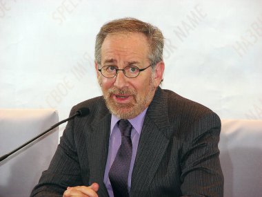 Kiev öğrencilerinin Kiev metro istasyonu Arsenalnaya 'nın yakınlarındaki kapitalizm yürüyüşü, siyah bayraklar üzerinde yazılı olan faşizm karşıtı eylem, asılan mankenin üzerindeki yazı Güç ve Sermaye.