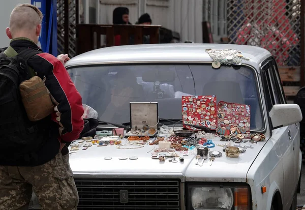 Kiev Ucrania Marzo 2021 Gente Filas Bienes Pasillos Mercado Antigüedades —  Fotos de Stock